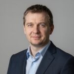 Портрет уверенного российского бизнесмена на нейтральном фоне для сайта по регистрации спортивных федераций