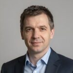 Портрет уверенного российского бизнесмена на нейтральном фоне для сайта юридической компании Гамбит Легал