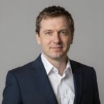 Портрет уверенного российского бизнесмена на нейтральном фоне для сайта по регистрации спортивных федераций